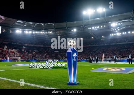 Symbolbild / Themenfoto Adidas CL Spielball auf Stele vor dem Spiel, daneben UCL Branding, fan dahinter / Ultras in der Cannstatter Kurve, GER, VfB Stuttgart vs. BSC Young Boys Bern, Fussball, Herren, UEFA Champions League, 6. Spieltag, Spielzeit 2024/2025, 11.12.2024 foto: Eibner-Pressefoto/Michael Memmler Foto Stock