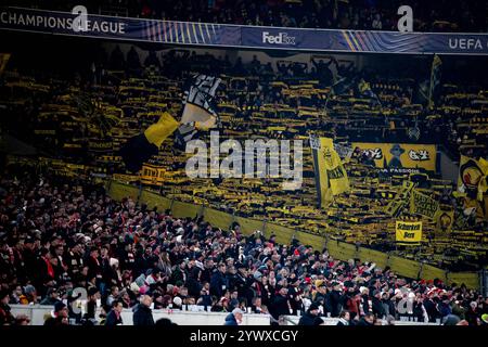 Tifosi / Ultras von YB Bern mit Schal im Gaesteblock, GER, VfB Stoccarda vs. BSC Young Boys Bern, Fussball, Herren, UEFA Champions League, 6. Spieltag, Spielzeit 2024/2025, 11.12.2024 foto: Eibner-Pressefoto/Michael Memmler Foto Stock