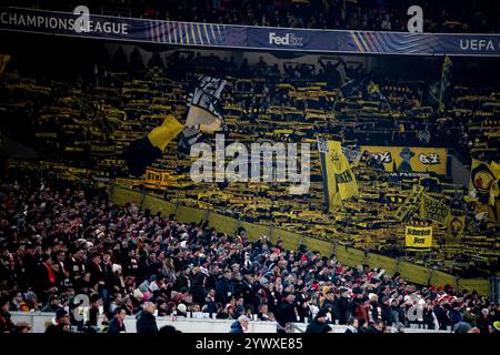 Tifosi/Ultras von YB Bern mit Schal im Gaesteblock, GER, VfB Stoccarda vs. BSC Young Boys Bern, Fussball, Herren, UEFA Champions League, 6. Spieltag, Spielzeit 2024/2025, 11.12.2024 foto: Eibner-Pressefoto/Michael Memmler Foto Stock