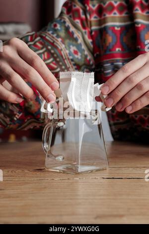 Comprendere il processo di estrazione del caffè con la sofisticata tecnica Pour Over Foto Stock