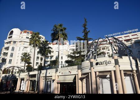 Francia, Côte d'azur, Cannes, l'Hôtel Majestic Barriere est un Hôtel de luxe 5 étoiles situé face à la mer sur la Croisette dans la ville du cinéma. Foto Stock