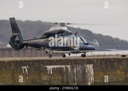 SAS Dauphin che effettua operazioni di atterraggio in ambienti urbani Foto Stock