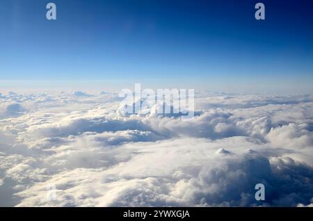 Vista serena delle nuvole bianche contro un profondo cielo blu Foto Stock