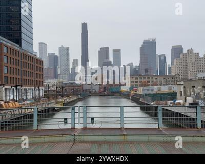 Affacciato sul canale Gowanus con il nuovo skyline di Brooklyn che si innalza in lontananza. Foto Stock