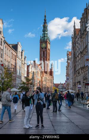 Città di Danzica in Polonia. Persone su Long Street (Ulica Długa), parte della strada reale, vista sull'edificio del municipio principale. Foto Stock