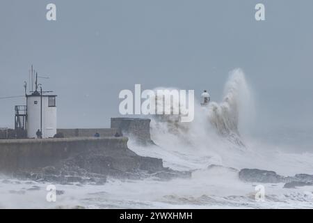 Tempesta di Porthcawl, il fronte mare viene colpito dalle onde Foto Stock