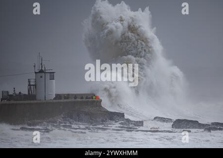 Tempesta di Porthcawl, il fronte mare viene colpito dalle onde Foto Stock