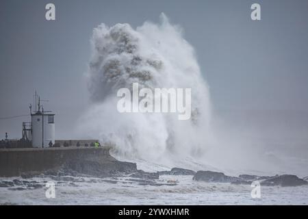 Tempesta di Porthcawl, il fronte mare viene colpito dalle onde Foto Stock