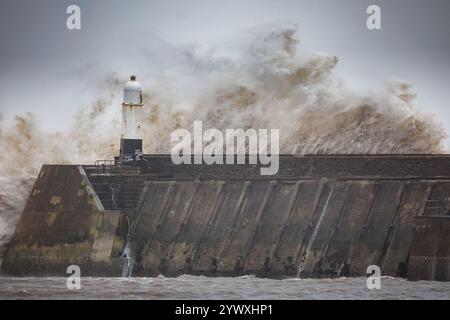 Tempesta di Porthcawl, il fronte mare viene colpito dalle onde Foto Stock