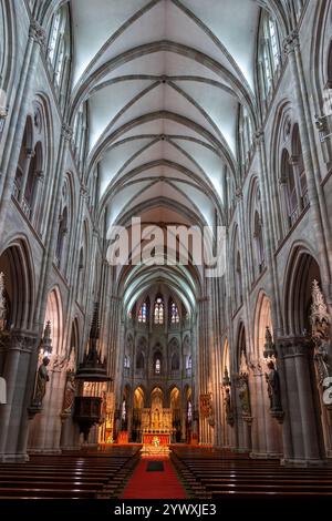 Interno della chiesa di Eglise Saint Etienne, architettura neogotica a Mulhouse, Alsazia, Francia. Foto Stock