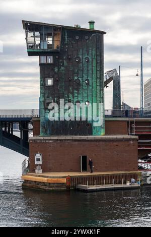 Torre di controllo del ponte bascule di Langebro attraverso il porto interno il 29 aprile 2023 a Copenaghen, Danimarca. Foto Stock