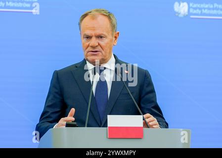 Varsavia, Polonia. 12 dicembre 2024. Primo Ministro della Polonia, Donald Tusk parla durante una conferenza stampa. Donald Tusk e Emmanuel Macron hanno tenuto una riunione per discutere di ulteriore sostegno all'Ucraina, gli sviluppi internazionali e il futuro delle relazioni transatlantiche. I colloqui si sono anche concentrati sulle priorità della presidenza polacca in seno al Consiglio dell'Unione europea, che inizierà il 1° gennaio 2025, con il motto “sicurezza, Europa!”. Credito: SOPA Images Limited/Alamy Live News Foto Stock