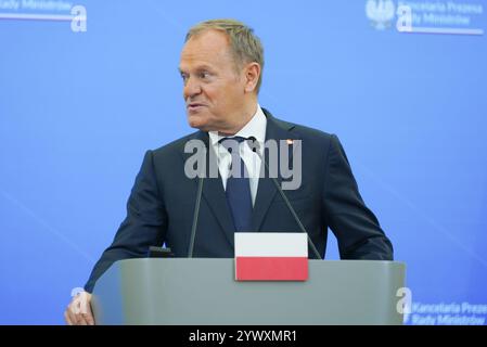 Varsavia, Polonia. 12 dicembre 2024. Primo Ministro della Polonia, Donald Tusk parla durante una conferenza stampa. Donald Tusk e Emmanuel Macron hanno tenuto una riunione per discutere di ulteriore sostegno all'Ucraina, gli sviluppi internazionali e il futuro delle relazioni transatlantiche. I colloqui si sono anche concentrati sulle priorità della presidenza polacca in seno al Consiglio dell'Unione europea, che inizierà il 1° gennaio 2025, con il motto “sicurezza, Europa!”. Credito: SOPA Images Limited/Alamy Live News Foto Stock