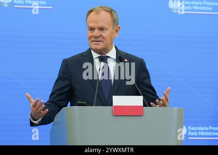 Varsavia, Polonia. 12 dicembre 2024. Il primo ministro polacco Donald Tusk si fa avanti mentre parla ai media durante una conferenza stampa. Donald Tusk e Emmanuel Macron hanno tenuto una riunione per discutere di ulteriore sostegno all'Ucraina, gli sviluppi internazionali e il futuro delle relazioni transatlantiche. I colloqui si sono anche concentrati sulle priorità della presidenza polacca in seno al Consiglio dell'Unione europea, che inizierà il 1° gennaio 2025, con il motto “sicurezza, Europa!”. Credito: SOPA Images Limited/Alamy Live News Foto Stock