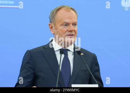 Varsavia, Polonia. 12 dicembre 2024. Primo Ministro della Polonia, Donald Tusk parla durante una conferenza stampa. Donald Tusk e Emmanuel Macron hanno tenuto una riunione per discutere di ulteriore sostegno all'Ucraina, gli sviluppi internazionali e il futuro delle relazioni transatlantiche. I colloqui si sono anche concentrati sulle priorità della presidenza polacca in seno al Consiglio dell'Unione europea, che inizierà il 1° gennaio 2025, con il motto “sicurezza, Europa!”. Credito: SOPA Images Limited/Alamy Live News Foto Stock