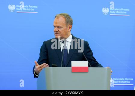 Varsavia, Polonia. 12 dicembre 2024. Primo Ministro della Polonia, Donald Tusk parla durante una conferenza stampa. Donald Tusk e Emmanuel Macron hanno tenuto una riunione per discutere di ulteriore sostegno all'Ucraina, gli sviluppi internazionali e il futuro delle relazioni transatlantiche. I colloqui si sono anche concentrati sulle priorità della presidenza polacca in seno al Consiglio dell'Unione europea, che inizierà il 1° gennaio 2025, con il motto “sicurezza, Europa!”. Credito: SOPA Images Limited/Alamy Live News Foto Stock