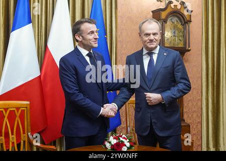 Varsavia, Polonia. 12 dicembre 2024. Il primo Ministro polacco dà il benvenuto al Presidente francese Emmanuel Macron. Donald Tusk e Emmanuel Macron hanno tenuto una riunione per discutere di ulteriore sostegno all'Ucraina, degli attuali sviluppi internazionali e del futuro delle relazioni transatlantiche. I colloqui si sono anche concentrati sulle priorità della presidenza polacca in seno al Consiglio dell'Unione europea, che inizierà il 1° gennaio 2025, con il motto “sicurezza, Europa!”. Credito: SOPA Images Limited/Alamy Live News Foto Stock