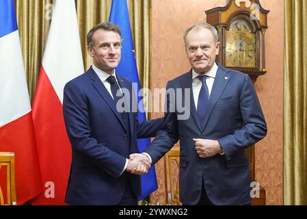 Varsavia, Polonia. 12 dicembre 2024. Il primo Ministro polacco dà il benvenuto al Presidente francese Emmanuel Macron. Donald Tusk e Emmanuel Macron hanno tenuto una riunione per discutere di ulteriore sostegno all'Ucraina, degli attuali sviluppi internazionali e del futuro delle relazioni transatlantiche. I colloqui si sono anche concentrati sulle priorità della presidenza polacca in seno al Consiglio dell'Unione europea, che inizierà il 1° gennaio 2025, con il motto “sicurezza, Europa!”. Credito: SOPA Images Limited/Alamy Live News Foto Stock