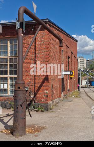 Vecchia stazione di rifornimento dell'acqua per locomotive a vapore in estate, Pasila, Helsinki, Finlandia. Foto Stock