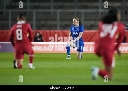 ST HELENS, INGHILTERRA - 11 DICEMBRE 2024: I giocatori prendono il ginocchio durante la partita della Women's League Cup tra Liverpool e Everton al St Helens Stadium l'11 dicembre 1997 a St Helens, Inghilterra. Foto Stock