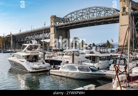 Yacht e barche a vela ormeggiati a False Creek con il ponte Burrard sullo sfondo. Ingresso del Vancouver Burrard Bridge. Foto di viaggio, nessuno - ottobre 14,2022 Foto Stock