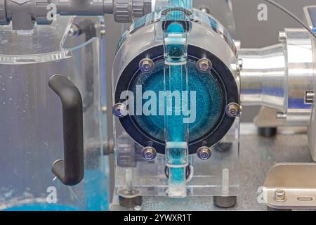 Pompa elettrica a membrana per pompaggio di prodotti chimici liquidi attrezzature da laboratorio Foto Stock