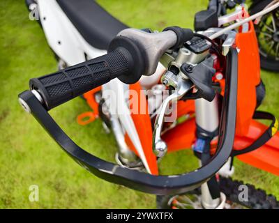 Una vista ravvicinata dettagliata che si concentra sul manubrio di una moto da terra Foto Stock