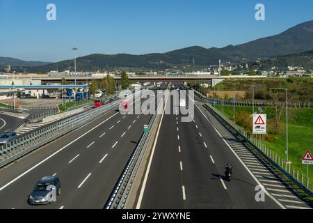 Vista dell'autostrada del Sole o dell'autostrada A1 a Firenze, Italia. Foto Stock