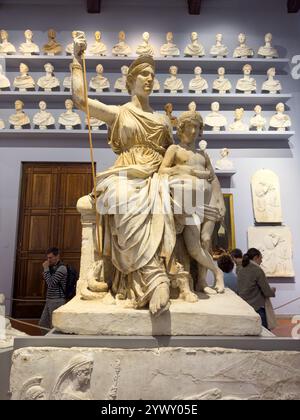 Monumento a Maria Anna Baciocchi Bonaparte nella Galleria dell'Accademia di Firenze. La statua è intitolata la magnanimità di Elisa. Foto Stock