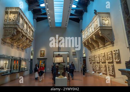 Turisti nella sala dei Cori o nella sala delle Cantorie del Museo del Duomo di Firenze, Italia. Foto Stock