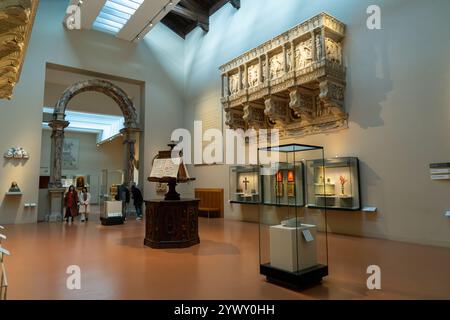 Turisti nella sala dei Cori o nella sala delle Cantorie del Museo del Duomo di Firenze, Italia. Foto Stock