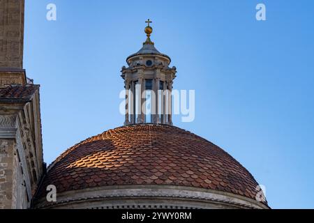 La lanterna sulla cupola della Cappella Medicea annessa alla Basilica di San Lorenzo a Firenze. Foto Stock
