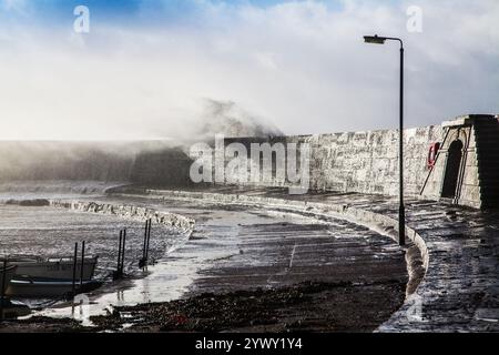 Onde infrangersi oltre il Cobb a Lyme Regis nel Dorset durante la tempesta Brian sabato 21 ottobre 2017. Foto Stock