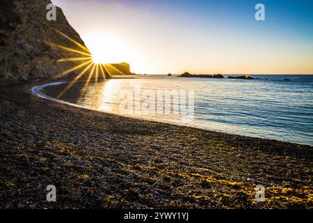 Alba su Man o'War Beach e St.Oswald's Bay guardando verso est verso Dungy Head in Dorset. Foto Stock