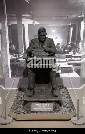 Una statua di Alan Turing di Stephen Kettle al Bletchley Park Code-Breaking Centre, Bletchley, Buckinghamshire, Inghilterra. Foto Stock