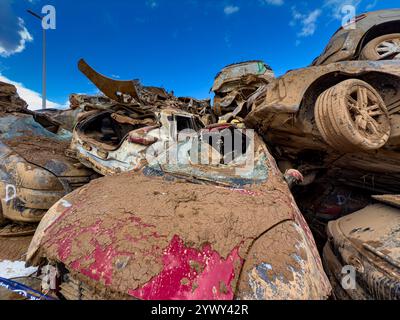 Auto Catarroja danneggiate durante le inondazioni di Valencia con acqua e. Foto Stock