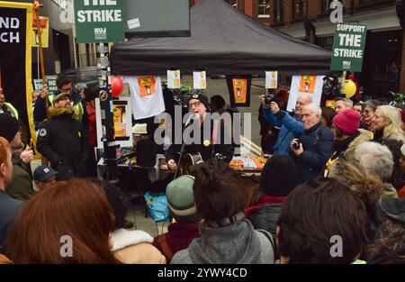 Londra, Regno Unito. 12 dicembre 2024. Il cantautore Billy Bragg si esibisce al picchetto fuori dagli uffici del Guardian a King's Cross come The Guardian e i giornalisti The Observer continuano il loro sciopero sulla vendita di The Observer a Tortoise Media. (Foto di Vuk Valcic/SOPA Images/Sipa USA) credito: SIPA USA/Alamy Live News Foto Stock