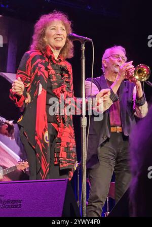 N. 11 dicembre 2024. Lani Hall, Herb Alpert in un'apparizione pubblica per Herb Alpert in Concert, Tivoli Theatre, Chattanooga, TN, 11 dicembre, 2024. crediti: Derek Storm/Everett Collection/Alamy Live News Foto Stock