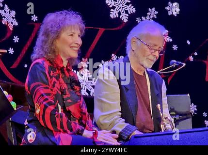 N. 11 dicembre 2024. Lani Hall, Herb Alpert in un'apparizione pubblica per Herb Alpert in Concert, Tivoli Theatre, Chattanooga, TN, 11 dicembre, 2024. crediti: Derek Storm/Everett Collection/Alamy Live News Foto Stock