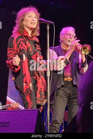 N. 11 dicembre 2024. Lani Hall, Herb Alpert in un'apparizione pubblica per Herb Alpert in Concert, Tivoli Theatre, Chattanooga, TN, 11 dicembre, 2024. crediti: Derek Storm/Everett Collection/Alamy Live News Foto Stock