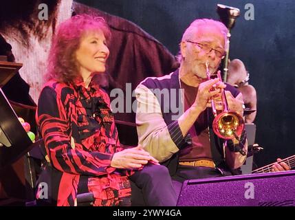 N. 11 dicembre 2024. Lani Hall, Herb Alpert in un'apparizione pubblica per Herb Alpert in Concert, Tivoli Theatre, Chattanooga, TN, 11 dicembre, 2024. crediti: Derek Storm/Everett Collection/Alamy Live News Foto Stock