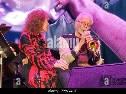 N. 11 dicembre 2024. Lani Hall, Herb Alpert in un'apparizione pubblica per Herb Alpert in Concert, Tivoli Theatre, Chattanooga, TN, 11 dicembre, 2024. crediti: Derek Storm/Everett Collection/Alamy Live News Foto Stock