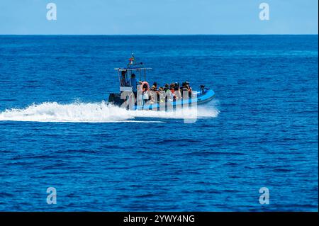 Una vista verso una barca lungo la costa sull'isola di San Miguel nelle Azzorre in estate Foto Stock