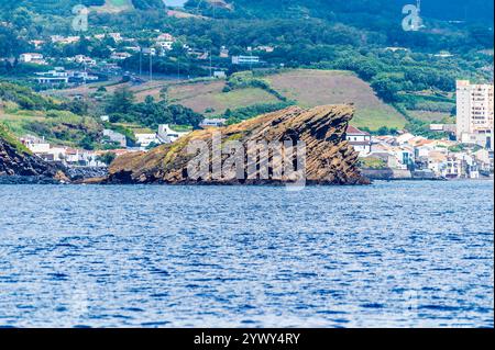 Una vista da una barca verso l'isolotto Dog Face sull'isola di San Miguel nelle Azzorre in estate Foto Stock