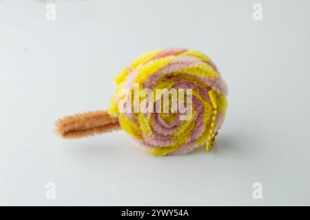 tubo per la pulizia delle piume tonde a forma di lecca lecca giallo chiaro isolato su bianco Foto Stock