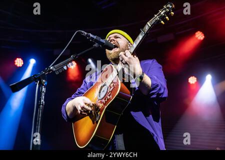 Milano Italia. 11 dicembre 2024. Il cantautore scozzese TOM WALKER si esibisce dal vivo sul palco di Fabrique aprendo lo spettacolo di The script. Crediti: Rodolfo Sassano/Alamy Live News Foto Stock