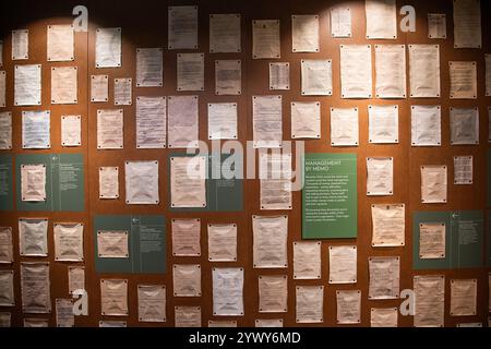 Messaggi codificati su un display, Bletchley Park Code-Breaking Centre, Bletchley, Buckinghamshire, Inghilterra. Foto Stock