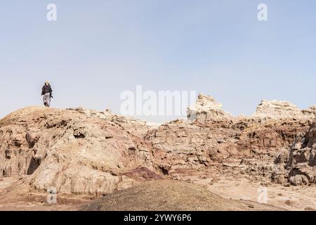 Guardia di sicurezza con il paesaggio vulcanico di Dallol sullo sfondo, Etiopia Foto Stock