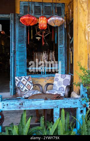 Vietnam, Hoi An, 2024-02-19, città vecchia, negozi, decorazione, blu, lanterna, poltrona, finestra, seta, vintage, terrazza, fotografia di Jean-Yves Bardin Foto Stock