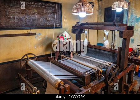 Vietnam, Hoi An, 2024-02-19, città vecchia, telaio di tessitura, seta, artigianato, abiti tradizionali, cappello di paglia vietnamita, fotografia di Jean-Yves Bardin Foto Stock